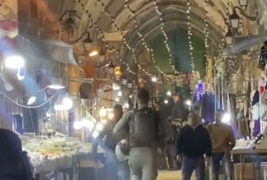 محدث.. استشهاد شاب وإصابة عنصرين من شرطة الاحتلال بعملية طعن بالقدس