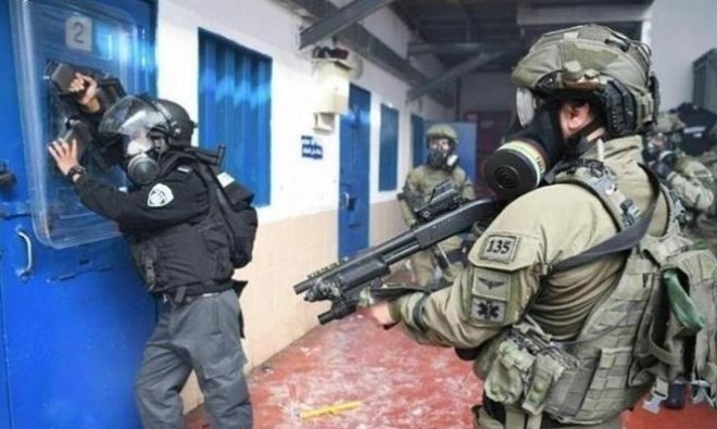 هيئة شؤون الأسرى: سجن النقب أمام انفجار حقيقي بعد نقل خطباء الجمعة إلى الزنازين