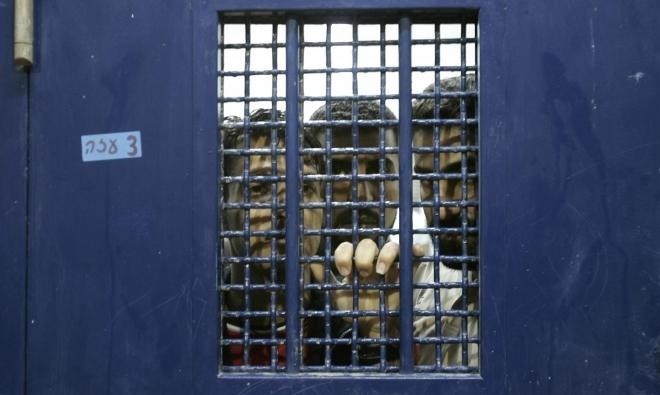 الأسرى في سجن عوفر يقررون إرجاع وجبات الغداء اليوم وغدًا