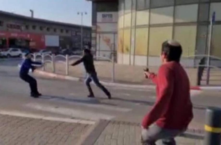 عندما يساوون بين الضحية والجلاد!!