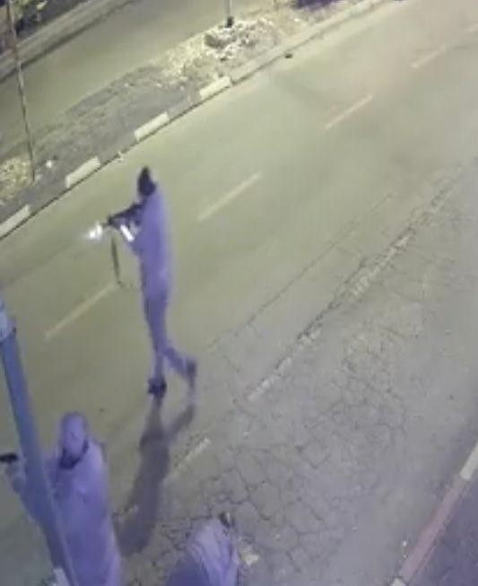 بالفيديو.. استشهاد فلسطينيَين ومقتل شرطيين إسرائيليين بعملية في الخضيرة