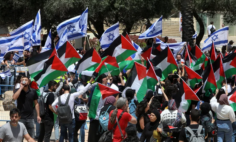 صحيفة إسرائيلية: مشروع قانون منع رفع العلم الفلسطيني يدل على هلوسة إسرائيل فيه