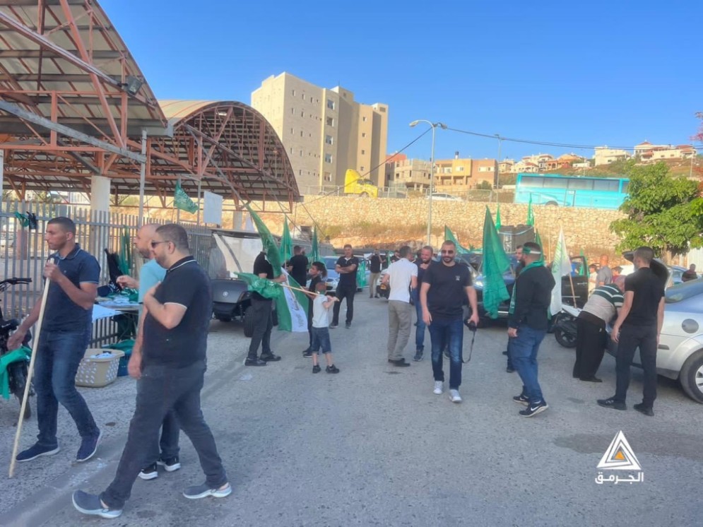 عشرات الفلسطينيين يشاركون في مسيرة مركبات في أم الفحم منددة بالاعتداء على راية التوحيد