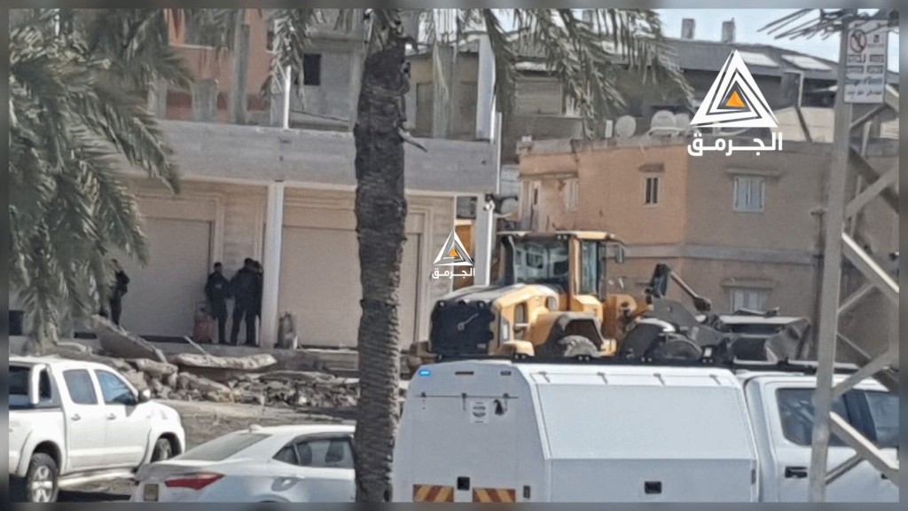 هدم مدخل محال تجاري في حي البيادر برهط
