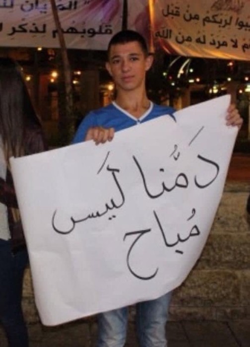 تظاهر ضد الجريمة واليوم هو ضحيتها.. مصرع شاب بجريمة إطلاق نار بالناصرة
