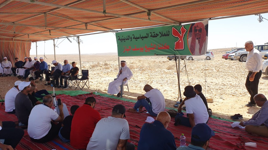بالفيديو| العشرات من أراضي الـ48 يؤدون صلاة الجمعة أمام سجن ريمون الصحراوي إسنادًا للأسرى