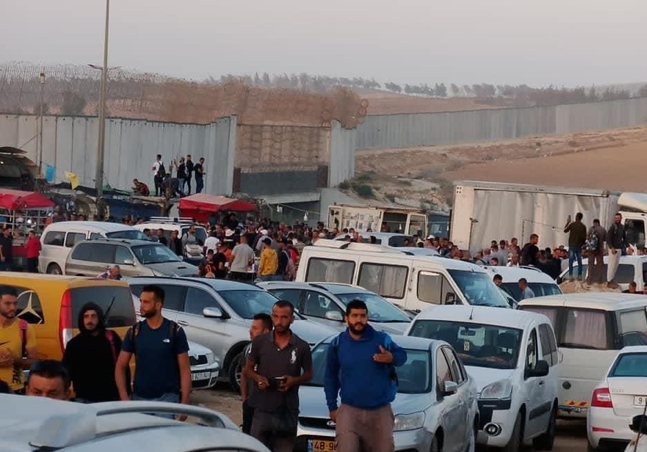 آلاف العمال الفلسطينيين يعتصمون عند حواجز الاحتلال