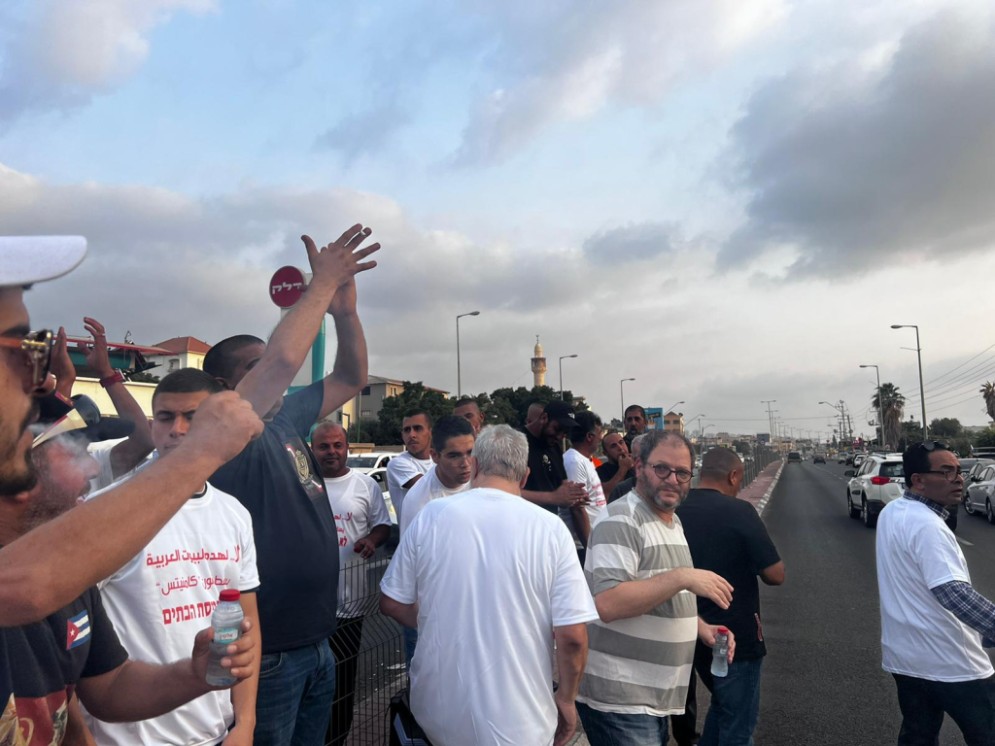 بالفيديو.. إغلاق أحد الشوارع الحيوية في الطيبة احتجاجًا على أوامر هدم البيوت