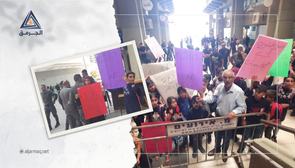 بالفيديو| وقفة لعائلة الدبسان أمام "سلطة توطين البدو" احتجاجًا على الضائقة السكنية وانعدام الخدمات