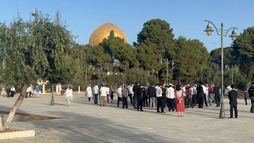 مئات المستوطنين يقتحمون باحات المسجد الأقصى عشية ما يُسمى عيد "رأس السنة العبرية" ودعوات في الـ48 للتصدي