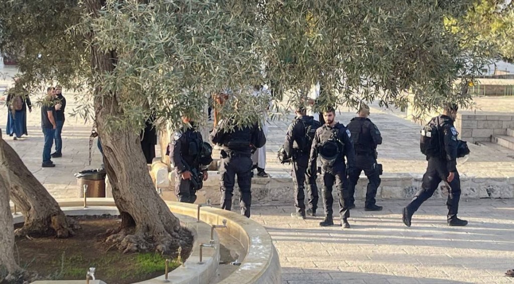 قوات الاحتلال تقتحم باحات المسجد الأقصى وتعتدي على المرابطين