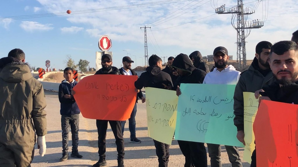 عائلة الهزّيل في رهط تطالب بفتح ممر آمن لأبنائها بعد إغلاق شارع 264 المحاذي لهم لإجراء أعمال ترميم