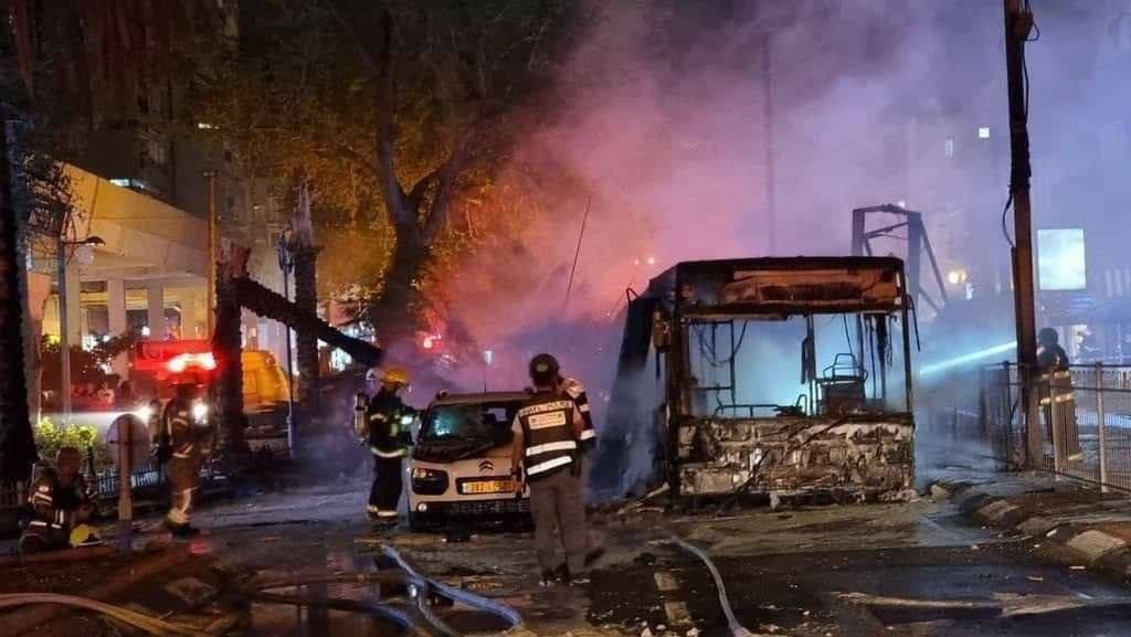 إصابة 18 إسرائيليًا في "غوش دان" بصواريخ غزة