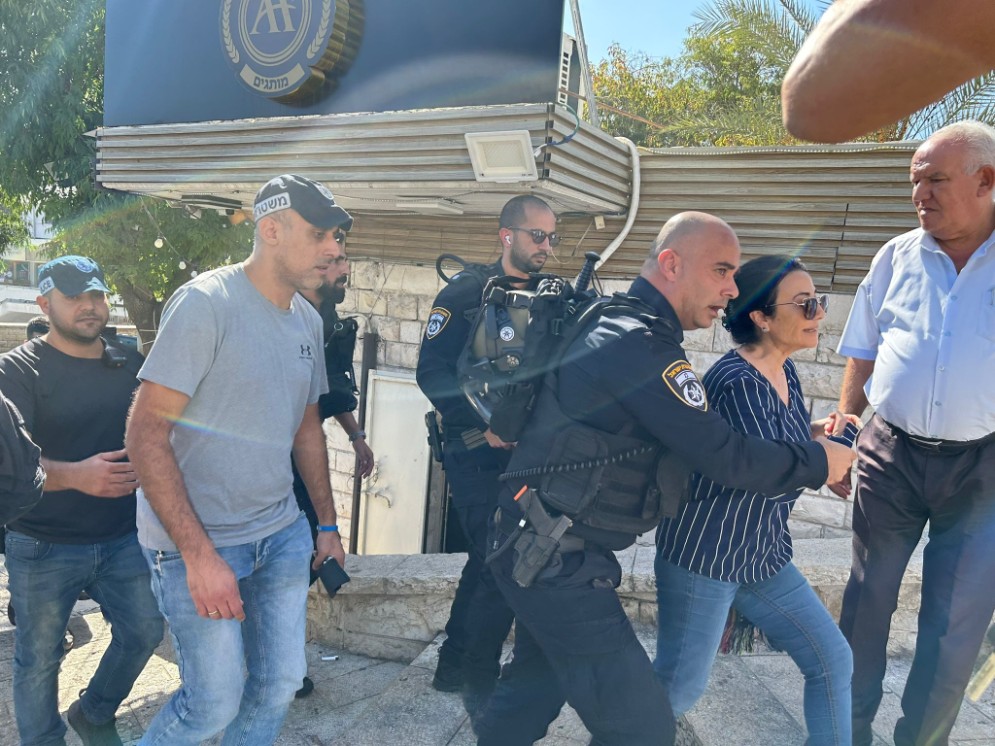 عدالة: اعتقال قيادات سياسية يعتبر توقيف غير قانوني هدفه حظر أي نشاط سياسي