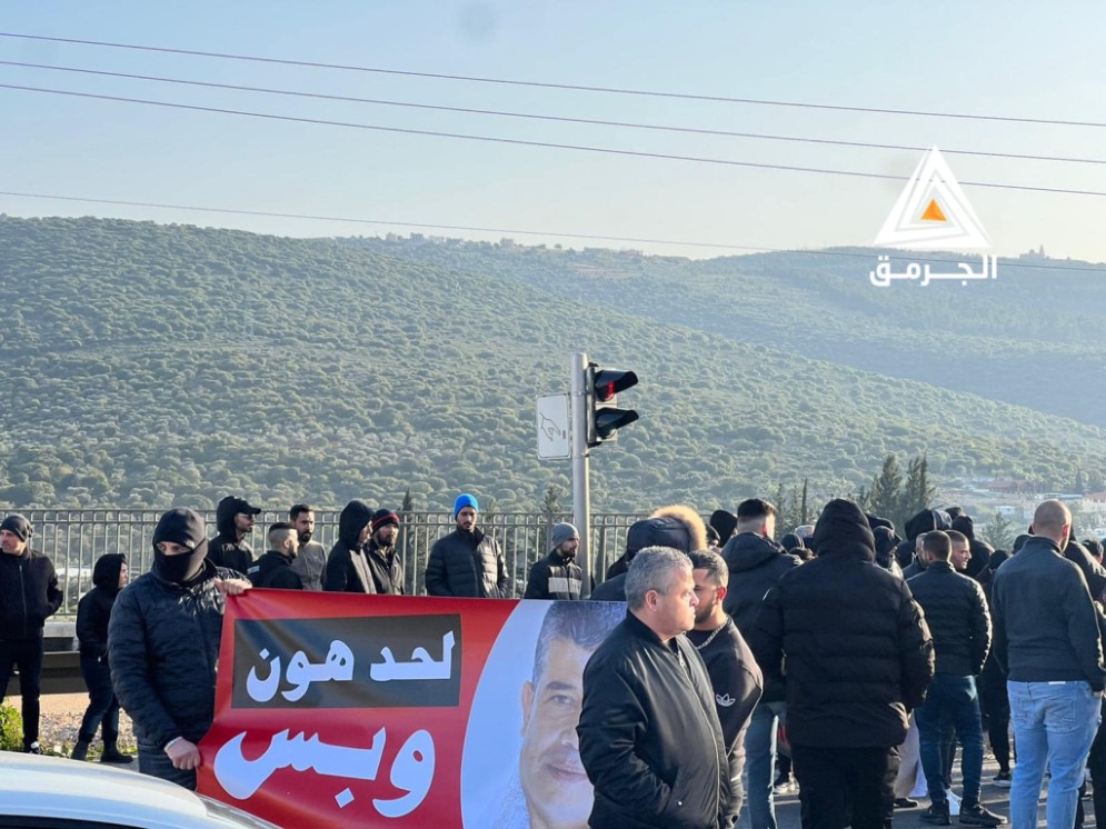 أهالي الرامة يتظاهرون تضامنًا مع رئيس مجلس البلدة ويطالبون الشرطة بإطلاق سراحه
