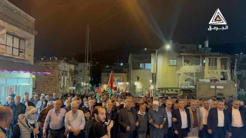 حشد من الفلسطينيين يتظاهرون في سخنين ضد اعتداءات المستوطنين وجيش الاحتلال على حوارة