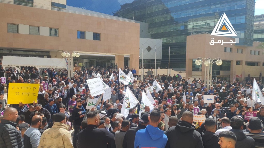 بالفيديو| تظاهرة حاشدة أمام مجمع المحاكم الإسرائيلية في بئر السبع ضد هدم المنازل