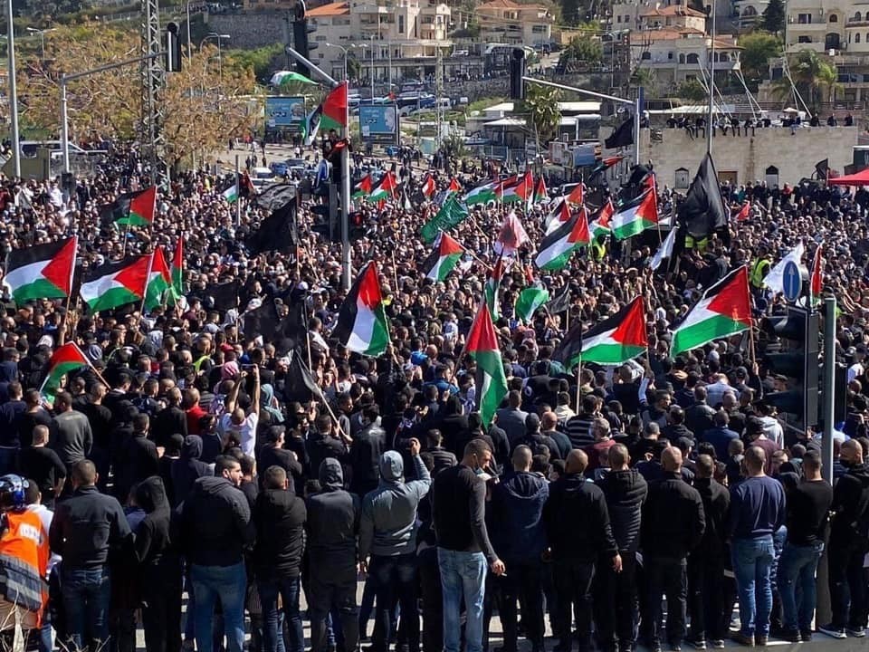 عدالة يؤكد أن قانون منع رفع العلم الفلسطيني قمع لحرية التعبير السياسي