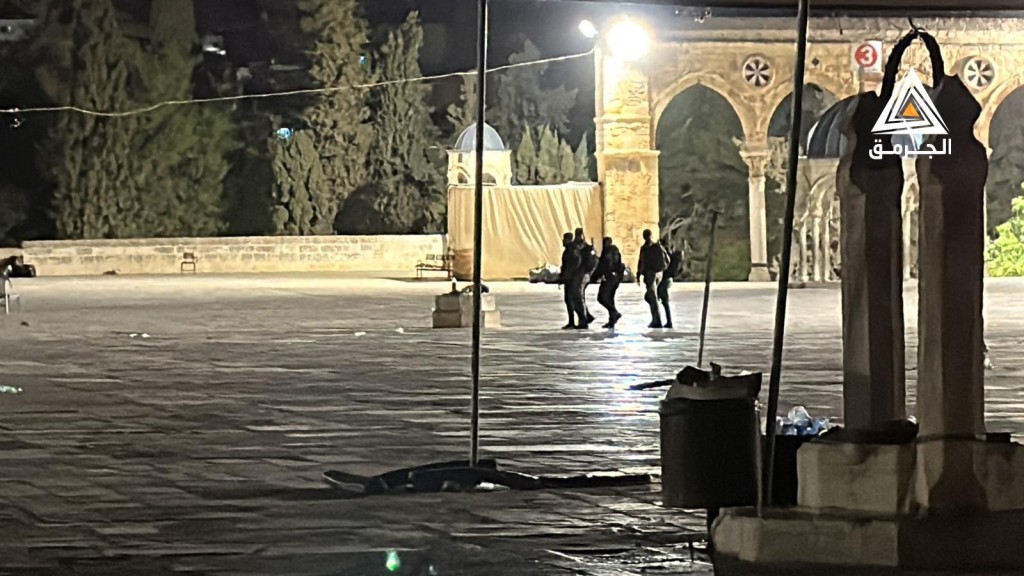 شرطة الاحتلال تعتدي على المصلين في الأقصى وتمنع طواقم الإسعاف من الوصول للمصابين