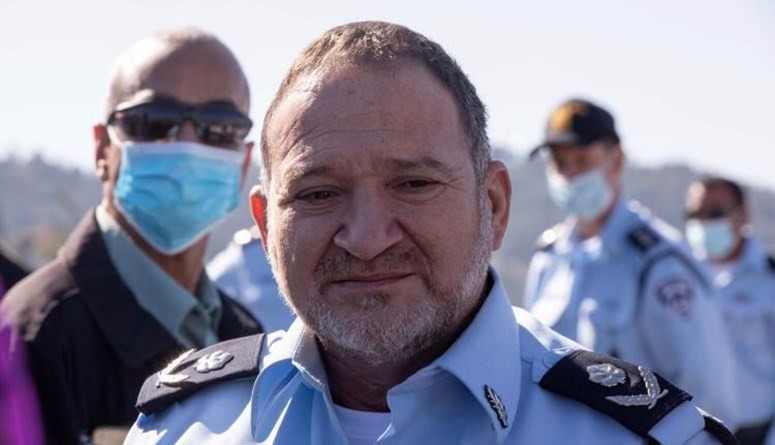 المفتش العام للشرطة الإسرائيلية يطالب الإسرائيليين بحمل السلاح