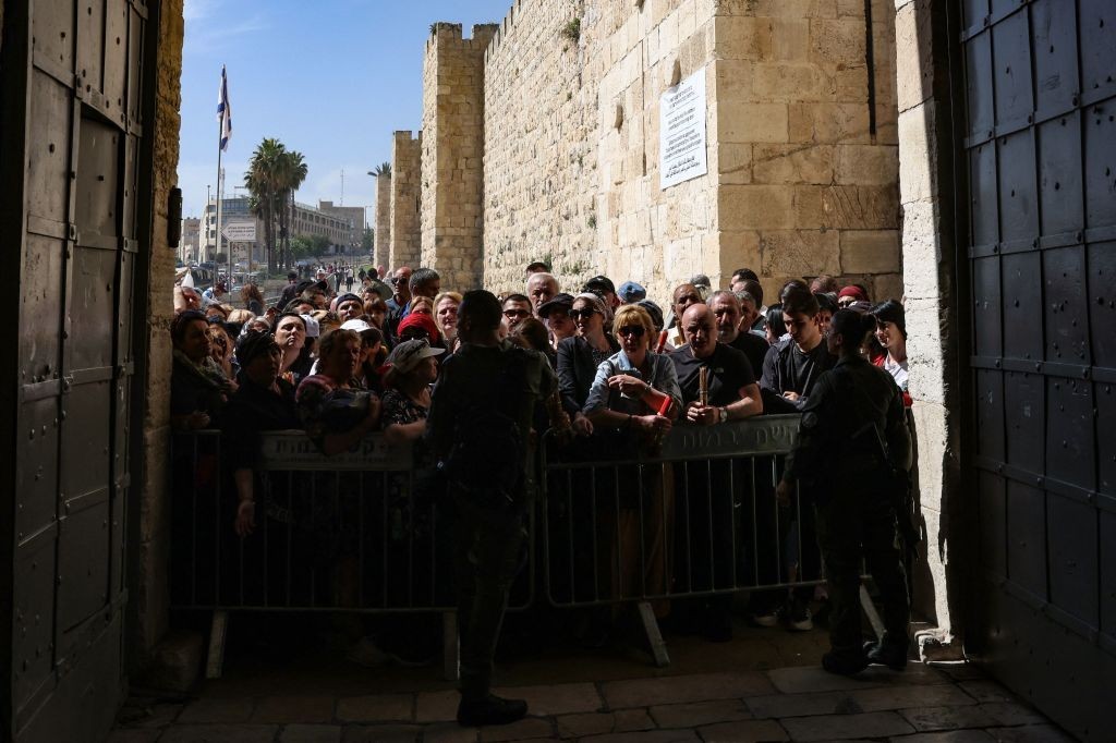 كيف عقب نشطاء وقيادات بأراضي48 على اعتداءات شرطة الاحتلال على المحتفلين بسبت النور؟