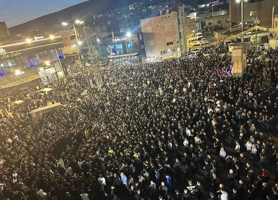 مئات الفلسطينيين يشيعون جثمان ضحية جريمة القتل في كفرمندا