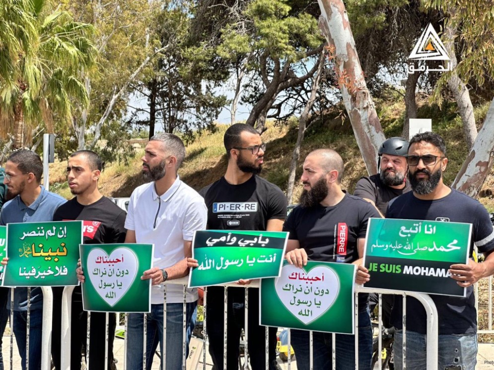 وقفة في عكا احتجاجًا على شتم النبي محمد خلال مسيرة الأعلام في القدس