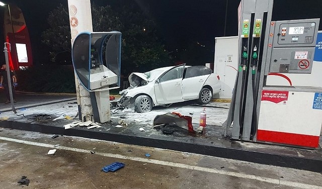 إصابة 4 أشخاص بحادث في بير مكسور