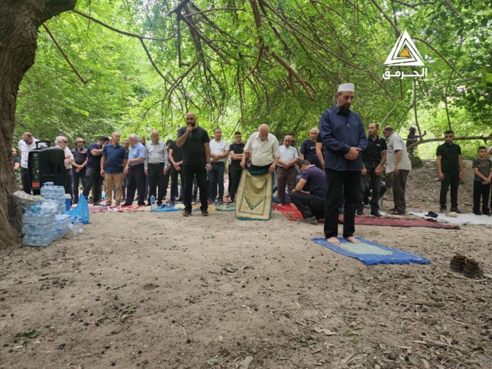 العشرات يؤدون صلاة الجمعة على أراضي اللجون المهجرة