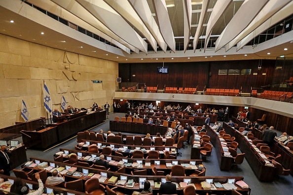 الكنيست يصادق بالقراءة الأولى على قانون يقضي بإلغاء منع السفر لأصحاب الديون
