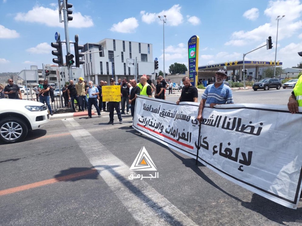 تظاهرة وإغلاق شارع 444 قرب الطيبة احتجاجًا على سياسة هدم المنازل وتوزيع الغرامات