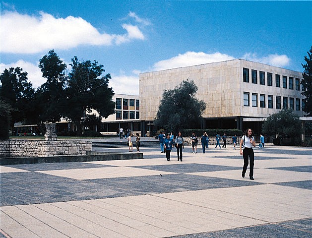 الكتل الطلابية الفلسطينية في الجامعة العبرية بالقدس تطالب بإعادة فتح مصلى الطالبات بالجامعة