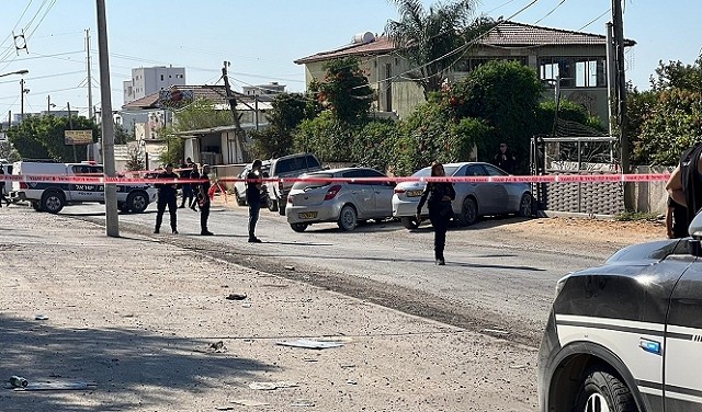 أطلقوا النار عليه وحاولوا بتر يده.. إصابة شاب بجراح خطيرة بجريمة إطلاق نار في الطيبة