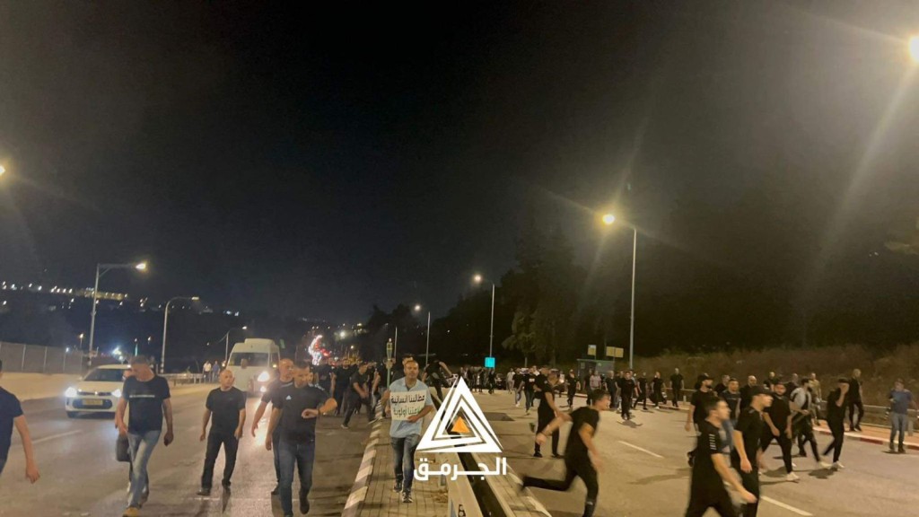 آلاف الفلسطينيين يشيعون جثمان ضحية جريمة القتل في سخنين