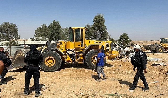 هدم منازل لعائلتي الغنامي وأبو هليل في أبو قرينات في النقب