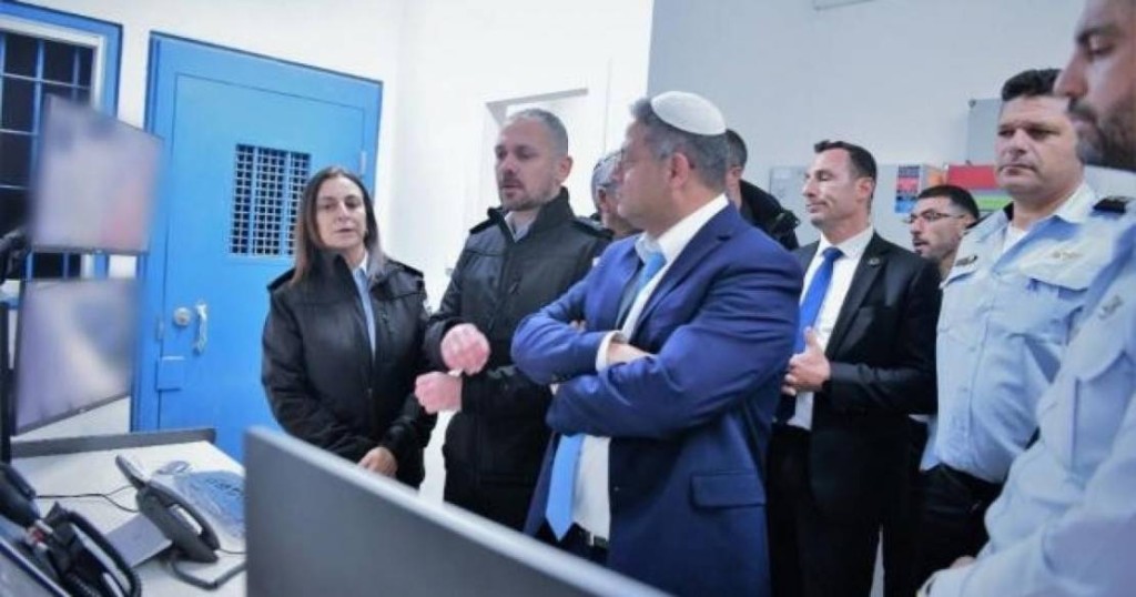 تقليص زيارات عائلات الأسرى..بن غفير يصعد إجراءاته بحق الأسرى الفلسطينيين
