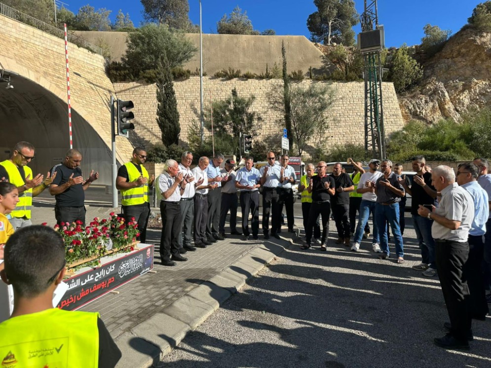 فلسطينيون يغلقون شارع 65 تنديدًا باستفحال الجريمة