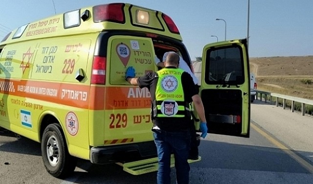 إصابتان إحداهما خطيرة في حادث طرق بالنقب