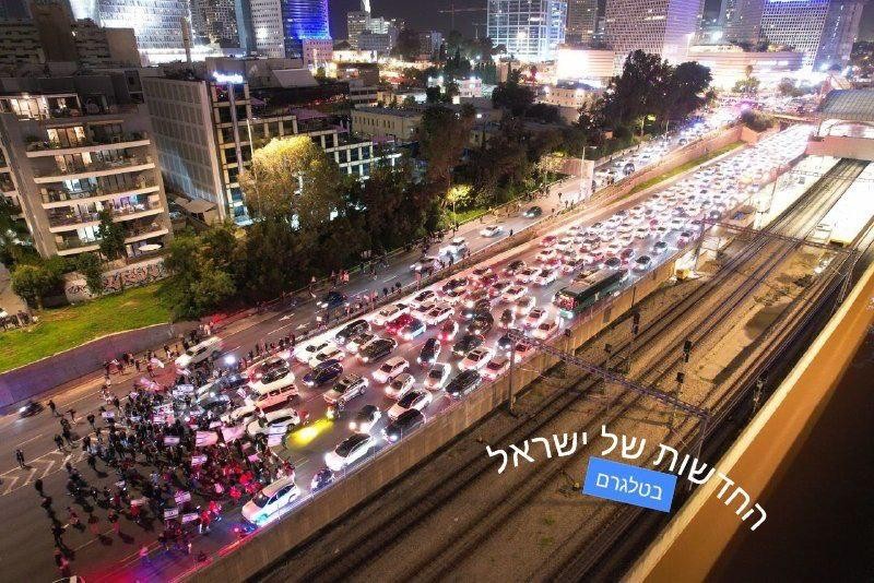 عشرات آلاف الإسرائيليين يتظاهرون ضد الحكومة الإسرائيلية وللمطالبة بصفقة جديدة