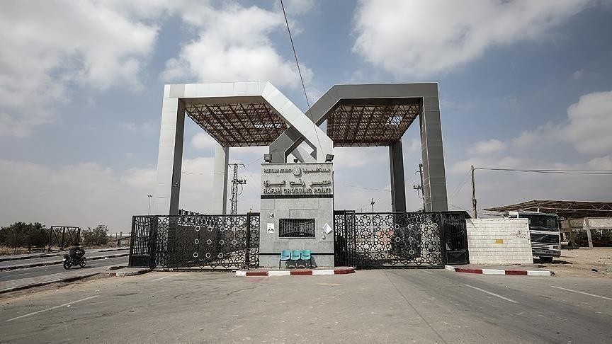الكشف عن تلقي مسؤولين مصريين في معبر رفح رشاوى لإخراج عائلات من غزة