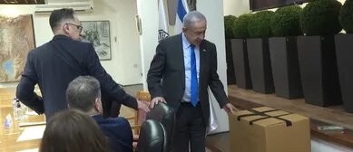 مراسل قناة إسرائيلية يسخر من "نتنياهو" لهذا السبب