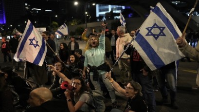 إسرائيليون يغلقون شارع بيغن بتل أبيب للمطالبة بإعادة المحتجزين