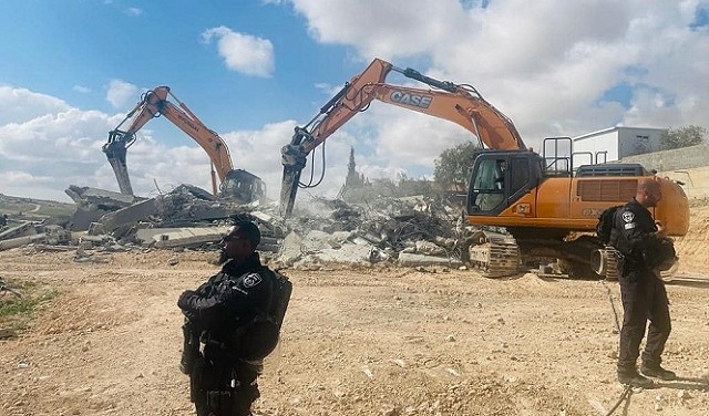 ضمن استهدافها للنقب.. الجرافات الإسرائيلية تهدم مسجدًا في أم متنان
