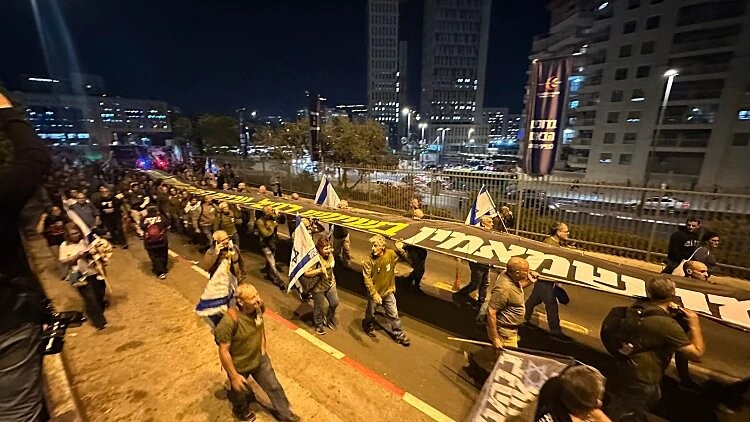 إسرائيليون يتظاهرون أمام الكنيست وهذه مطالبهم الـ 4