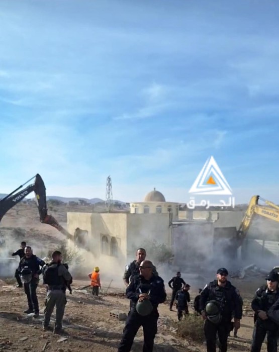 القوات الإسرائيلية تهدم مسجد قرية أم الحيران في النقب وتعتقل 3 أشخاص
