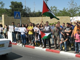 الحركات الطلابية في الجامعة العبرية تطالب بتعليق عمل محاضر اعتدى على طالب فلسطيني