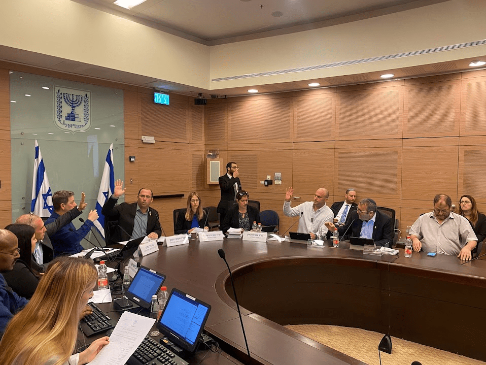 اللجنة الدستورية الإسرائيلية توافق على قانون يستهدف الأطفال الفلسطينيين