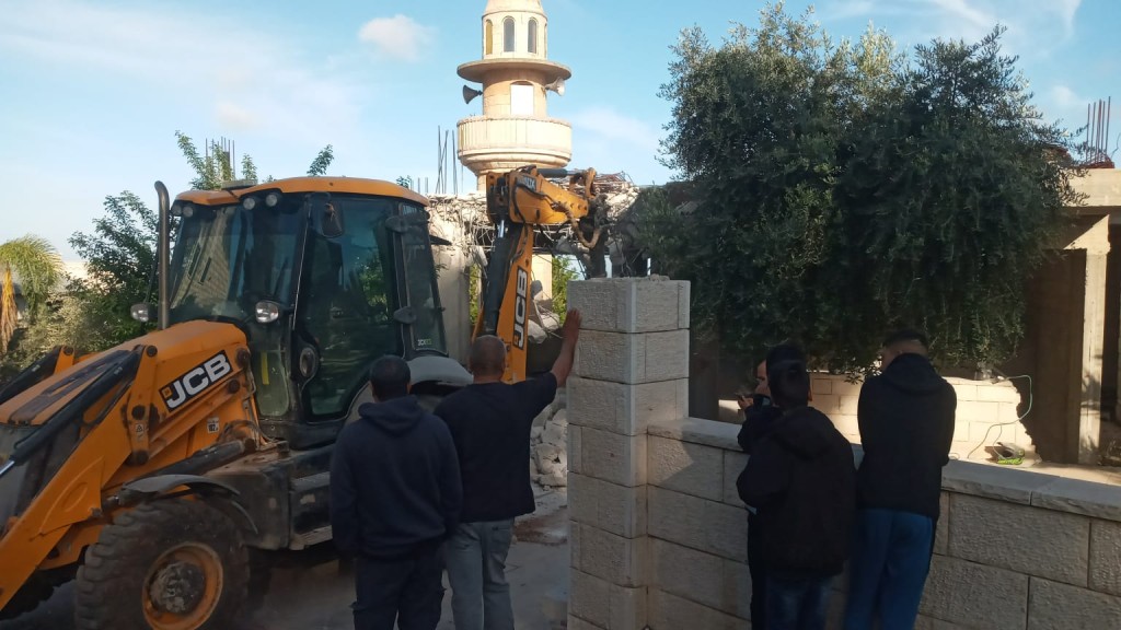 السلطات الإسرائيلية تُجبر محمد أبو الهيجاء من عين حوض على هدم منزله ذاتيًا