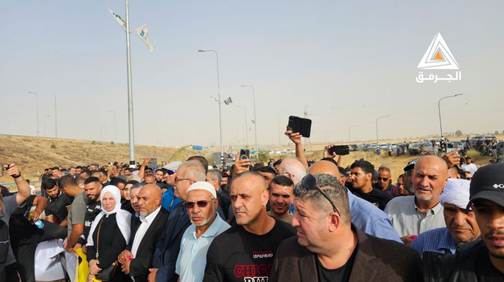 حشد من الفلسطينيين يغلقون مفرق السقاطي بالنقب تنديدًا بسياسة هدم المنازل