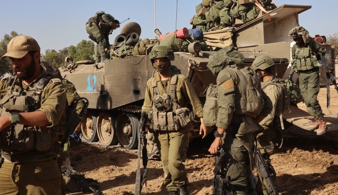عائلات جنود إسرائيليين في غزة يطالبون أبناءهم بـ "إلقاء السلاح فورًا" لهذه الأسباب